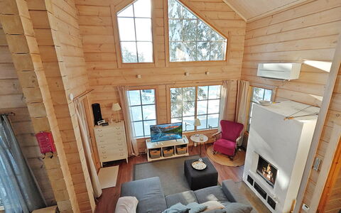 Ihtingin Koskikara: Legna, Villetta, Casa, Log Cabin, Latifoglie, Color Legno, Soggiorno, Sedia, Pavimento In Legno, Illuminazione Diurna