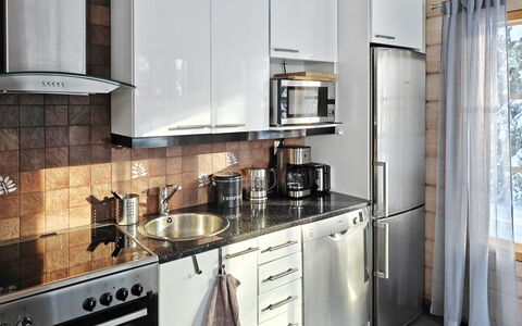 Ihtingin Koskikara: Elettrodomestico Da Cucina, Cucina, Controsoffitto, Apparecchio Major, Mobilia, Interior Design, Cabinetry, Legna, Pavimentazione, Elettrodomestico