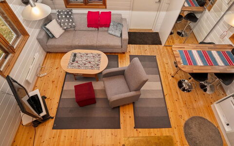 Kaukosaaren Ahonrinne: Mobilia, Pavimentazione, Pavimento, Divano, Interior Design, Legna, Soggiorno, Pavimento In Legno, Appartamento, Camera