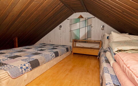Kaukosaaren Ahonrinne: Pavimentazione, Pavimento, Legna, Soffitto, Mobilia, Interior Design, Camera Da Letto, Attico, Camera, Letto