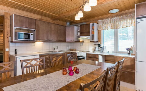 Vesan Villa: Legna, Cucina, Soffitto, Mobilia, Controsoffitto, Interior Design, Casa, Cabinetry, Lampada, Cucina & Sala Da Pranzo Tavolo