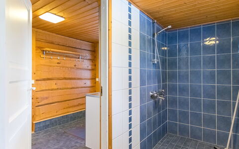Vesan Villa: Pavimentazione, Legna, Pavimento, Idraulico Fixture, Materiale Composito, Idraulico, Piastrella, Soffitto, Bagno, Color Legno