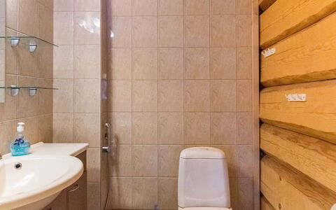 Vesan Villa: Bagno, Pavimentazione, Lavandino Del Bagno, Parete, Idraulico Fixture, Pavimento, Toilet Seat, Legna, Interior Design, Gabinetto