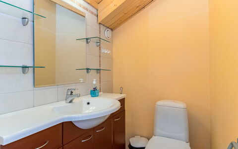Vesan Villa: Lavandino Del Bagno, Bagno, Lavello, Idraulico Fixture, Interior Design, Pavimentazione, Mobiletto Del Bagno, Pavimento, Legna, Rubinetto