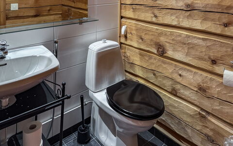 Sompsanniemi: Toilet Seat, Gabinetto, Legna, Pavimentazione, Idraulico Fixture, Bagno, Pavimento, Interior Design, Idraulico, Lavello