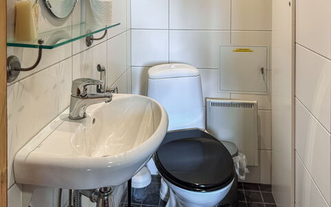 Sompsanniemi: Toilet Seat, Bagno, Lavandino Del Bagno, Gabinetto, Idraulico Fixture, Lavello, Interior Design, Rubinetto, Pavimentazione, Idraulico