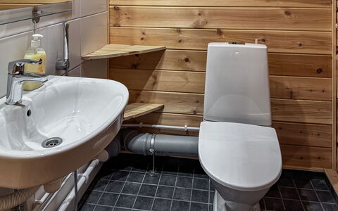 Sompsanniemi: Toilet Seat, Gabinetto, Pavimentazione, Bagno, Idraulico Fixture, Legna, Pavimento, Interior Design, Lavello, Idraulico