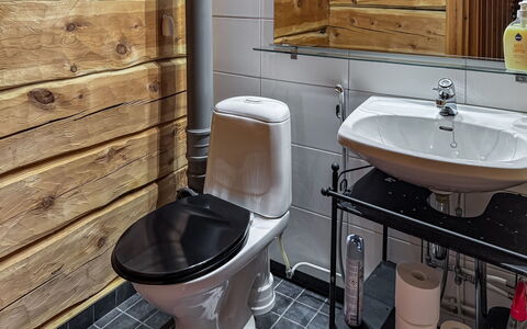 Sompsanniemi: Toilet Seat, Bagno, Gabinetto, Idraulico Fixture, Pavimentazione, Pavimento, Lavello, Interior Design, Idraulico, Rubinetto