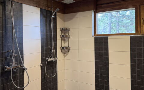 Sompsanniemi: Pavimentazione, Pavimento, Idraulico Fixture, Bagno, Interior Design, Idraulico, Piastrella, Materiale Composito, Camera, Soffione Doccia