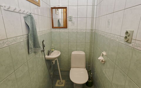 Metsämaja: Toilet Seat, Gabinetto, Bagno, Idraulico Fixture, Pavimentazione, Pavimento, Lavandino Del Bagno, Idraulico, Lavello, Piastrella
