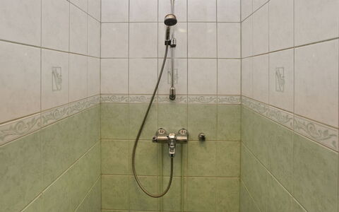 Metsämaja: Pavimentazione, Idraulico Fixture, Soffione Doccia, Doccia, Pavimento, Bagno, Idraulico, Piastrella, Doccia Bar, Pannello Doccia