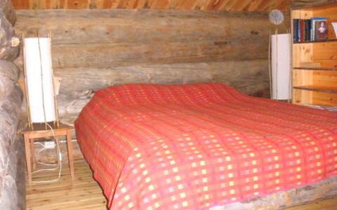 Rantapuro: Camera Da Letto, Pavimentazione, Legna, Pavimento, Letto, Mobilia, Lenzuolo, Interior Design, Bedding, Camera