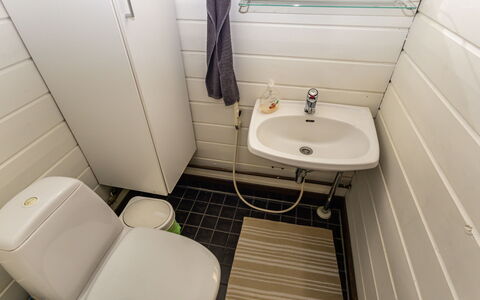 Lomapohjas 2: Toilet Seat, Gabinetto, Idraulico Fixture, Bagno, Pavimentazione, Pavimento, Interior Design, Idraulico, Lavello, Lavandino Del Bagno