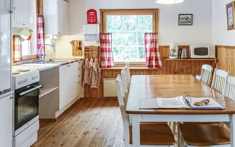 Punasotka 2: Interior Design, Mobilia, Divano, Pavimentazione, Pavimento, Camera, Soffitto, Soggiorno, Appartamento