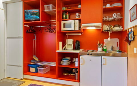 Vuosselin Helmi C25: Rosso, Cucina, Mobilia, Interior Design, Arancia, Pavimentazione, Pavimento, Cabinetry, Camera, Credenza