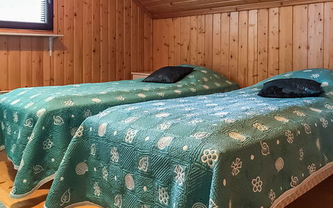 Kallioniemi: Letto, Camera Da Letto, Legna, Lenzuolo, Pavimento, Bedding, Pavimentazione, Interior Design, Telaio Del Letto, Biancheria