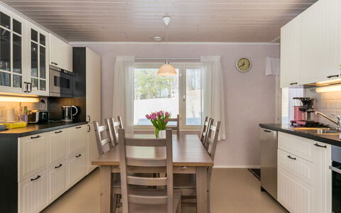 Villa Ebba: Mobilia, Pavimentazione, Legna, Interior Design, Cucina, Controsoffitto, Soffitto, Pavimento, Cabinetry, Cucina & Sala Da Pranzo Tavolo