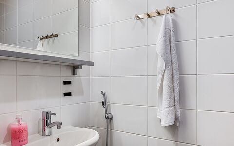 Ruka Ski Chalets 64, 1210: Idraulico Fixture, Parete, Bagno, Pavimentazione, Interior Design, Lavello, Pavimento, Rubinetto, Lavandino Del Bagno, Idraulico