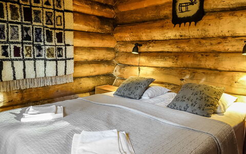 Peurankuoppa: Letto, Camera Da Letto, Lenzuolo, Bedding, Legna, Mobilia, Interior Design, Biancheria, Telaio Del Letto, Pavimento