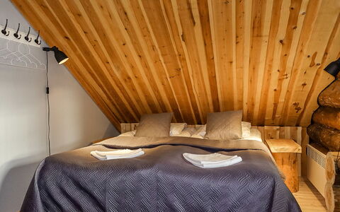 Peurankuoppa: Letto, Interior Design, Pavimento, Mobilia, Camera Da Letto, Pavimentazione, Legna, Lenzuolo, Bedding, Soffitto
