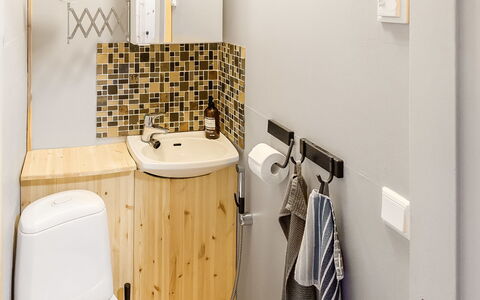 Peurankuoppa: Bagno, Idraulico Fixture, Toilet Seat, Interior Design, Gabinetto, Pavimentazione, Idraulico, Pavimento, Lavello, Lavandino Del Bagno