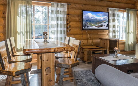 Aurora Cabin: Mobilia, Legna, Interior Design, Pavimentazione, Tavolo, Casa, Soffitto, Pavimento, Camera, Soggiorno