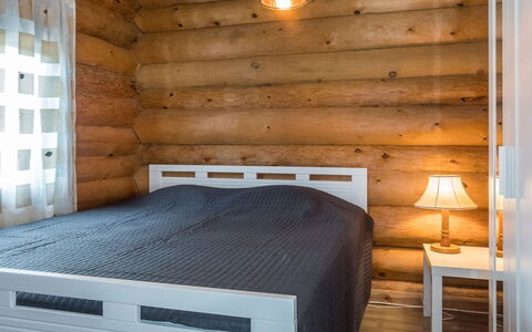 Aurora Cabin: Mobilia, Legna, Camera Da Letto, Pavimentazione, Interior Design, Letto, Pavimento, Bedding, Lenzuolo, Camera