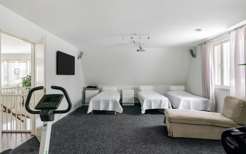 Mustijoenranta: Pavimentazione, Pavimento, Interior Design, Letto, Soffitto, Camera Da Letto, Mobilia, Camera, Appartamento, Lenzuolo