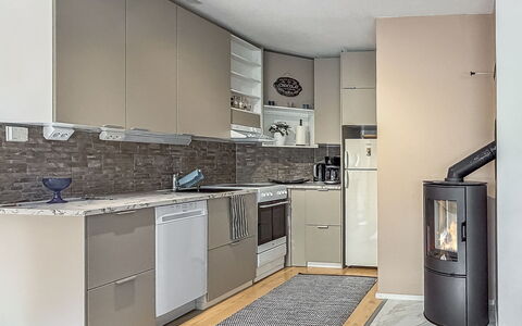 Tahkontilhi e 5: Elettrodomestico Da Cucina, Mobilia, Cucina, Apparecchio Major, Cabinetry, Pavimentazione, Controsoffitto, Elettrodomestico, Legna, Interior Design