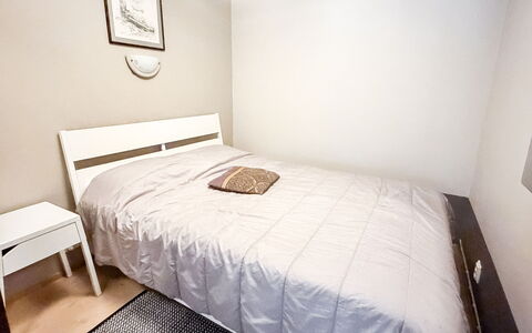 Tahkontilhi e 5: Camera Da Letto, Legna, Pavimento, Pavimentazione, Letto, Lenzuolo, Bedding, Interior Design, Telaio Del Letto, Camera
