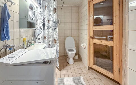 Tahkontilhi e 5: Pavimentazione, Pavimento, Interior Design, Legna, Idraulico Fixture, Camera, Idraulico, Bagno, Soffitto, Lavello