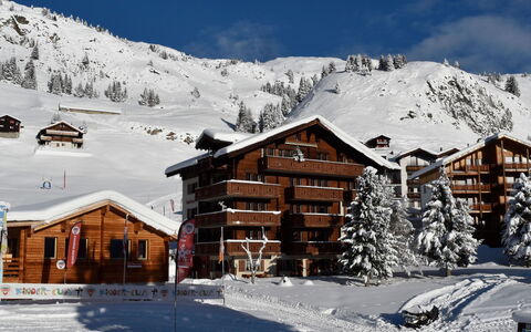 Südlenz 13 1. Og Süd-West: Cielo, Neve, Nube, Costruzione, Montagna, Proprietà, Finestra, Casa, Pendenza, Highland