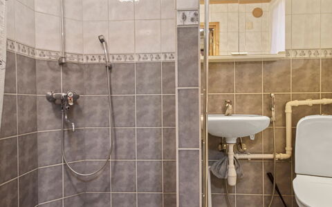 Kaltiotievantie 2 Mökki 2: Bagno, Idraulico Fixture, Pavimentazione, Pavimento, Interior Design, Soffione Doccia, Rubinetto, Gabinetto, Idraulico, Doccia