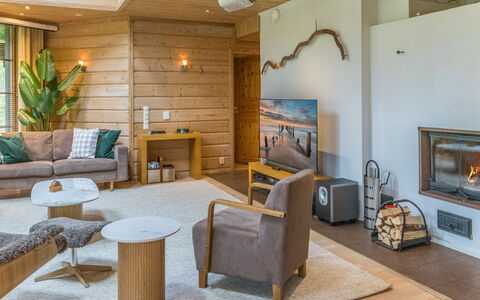 Villa Lumo (Ent. Ylläskyrö): Mobilia, Interior Design, Pavimentazione, Pavimento, Divano, Legna, Soffitto, Soggiorno, Pavimento In Legno, Camera