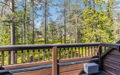 Villa Lumo (Ent. Ylläskyrö): Legna, Latifoglie, Deck, Portico, Plank, Corrimano, Shade, Color Legno, Balcone, Larice
