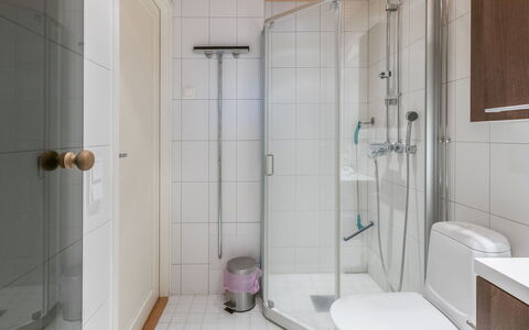 Yllästar 3 As 508: Bagno, Idraulico Fixture, Pavimentazione, Interior Design, Pavimento, Lavandino Del Bagno, Lavello, Gabinetto, Doccia, Idraulico