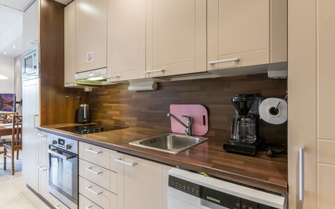 Yllästar 3 As 508: Elettrodomestico Da Cucina, Controsoffitto, Cucina, Cabinetry, Mobilia, Apparecchio Major, Interior Design, Pavimentazione, Legna, Elettrodomestico