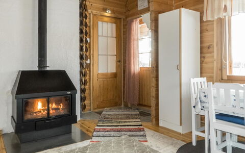 Pikkupöllö: Mobilia, Legna, Soffitto, Interior Design, Camera, Pavimentazione, Divano, Soggiorno, Latifoglie