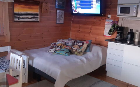 Pikkupöllö: Legna, Mobilia, Pavimento, Pavimentazione, Casa, Porta, Color Legno, Camera Da Letto, Latifoglie, Log Cabin