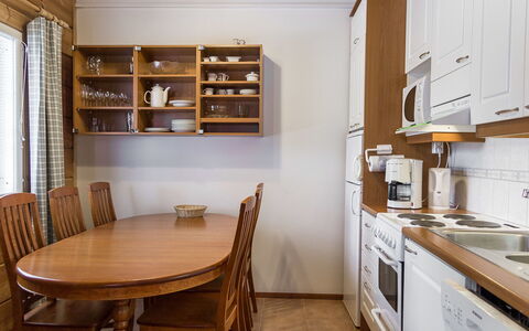 Peiponpesä a: Mobilia, Interior Design, Pavimentazione, Cabinetry, Legna, Pavimento, Cucina, Soffitto, Controsoffitto, Camera