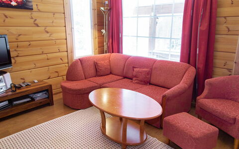 Peiponpesä a: Mobilia, Legna, Pavimentazione, Interior Design, Pavimento, Tavolo, Soggiorno, Color Legno, Camera, Casa