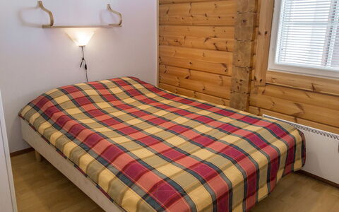 Peiponpesä a: Letto, Camera Da Letto, Pavimento, Legna, Pavimentazione, Lenzuolo, Bedding, Mobilia, Interior Design, Telaio Del Letto