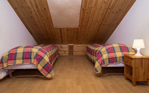 Peiponpesä a: Pavimentazione, Pavimento, Legna, Interior Design, Camera Da Letto, Mobilia, Letto, Pavimento In Legno, Soffitto, Camera