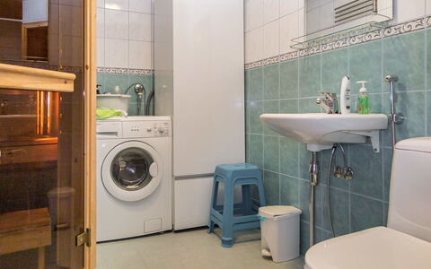 Peiponpesä a: Lavatrice, Idraulico Fixture, Lavanderia, Pavimentazione, Asciugatrice, Interior Design, Lavello, Pavimento, Lavandino Del Bagno, Bagno