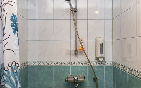 Peiponpesä a: Idraulico Fixture, Bagno, Soffione Doccia, Pavimentazione, Doccia, Rubinetto, Interior Design, Idraulico, Piastrella, Pavimento