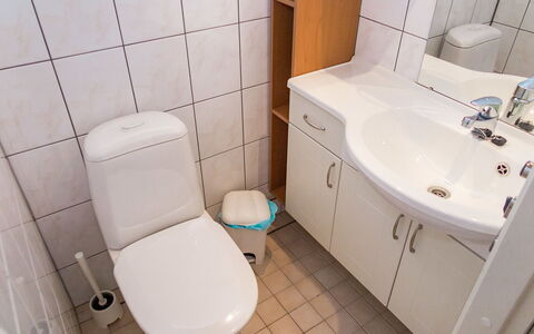 Peiponpesä a: Lavandino Del Bagno, Toilet Seat, Bagno, Lavello, Idraulico Fixture, Gabinetto, Rubinetto, Pavimentazione, Interior Design, Idraulico