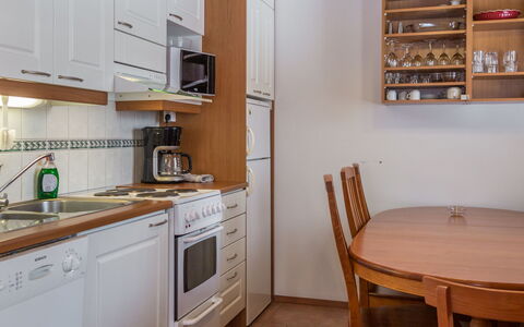 Peiponpesä B: Mobilia, Cucina, Controsoffitto, Elettrodomestico Da Cucina, Pavimentazione, Cabinetry, Apparecchio Major, Legna, Interior Design, Pavimento