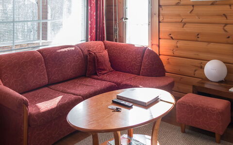 Peiponpesä B: Mobilia, Legna, Interior Design, Pavimentazione, Pavimento, Soggiorno, Tavolo, Camera, Divano, Color Legno