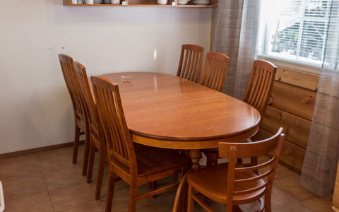 Peiponpesä B: Mobilia, Pavimentazione, Legna, Pavimento, Tavolo, Interior Design, Cucina & Sala Da Pranzo Tavolo, Pavimento In Legno, Sala Da Pranzo, Latifoglie