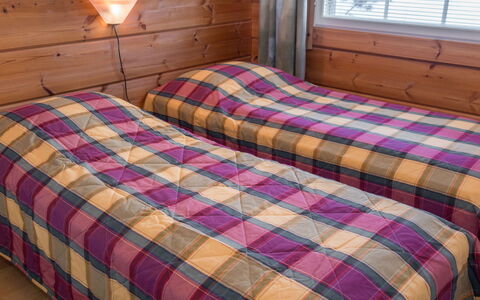 Peiponpesä B: Legna, Pavimento, Pavimentazione, Camera Da Letto, Biancheria, Letto, Color Legno, Lenzuolo, Bedding, Telaio Del Letto